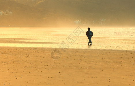 走了一个人独自在海滩上行走男人松弛图片