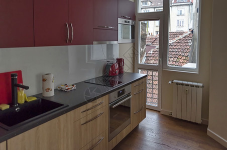 保加利亚索非翻新公寓厨房和餐桌客厅有厨房场地和食堂装修橱柜地面图片