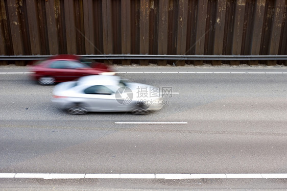 多车道高速公路上一段沥青辆客车超过另汽生锈的肮脏沟图片