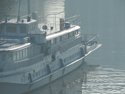 桅杆船舶细节和组成部分中的河岸船只情况蓝色的水图片