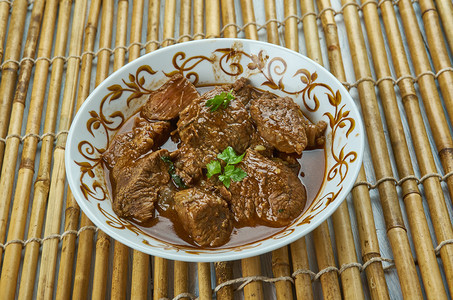 锅涮亚洲人北京式的羊肉和酱汁图片
