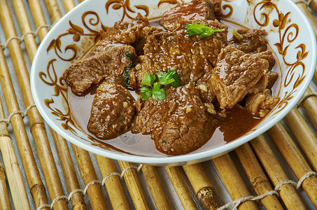 美味的烹饪北京式羊肉和酱汁胡椒图片