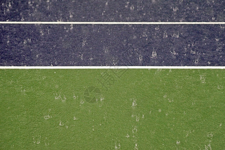 个人玩网球场上下大雨比赛必须停止湿的图片
