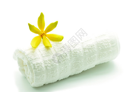 黄香花YlangYlanng花朵用浴缸主题毛巾的Canangaodroata白背景孤立植物茯苓油图片