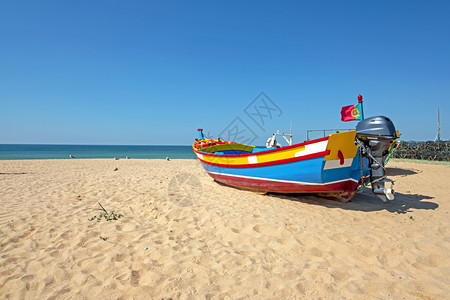 欧洲村庄钓鱼阿尔加韦葡萄牙ArmacaodePera海滩上的渔船图片