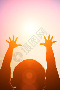 休美人举手向胜利者伸出双手轮廓太阳美丽图片