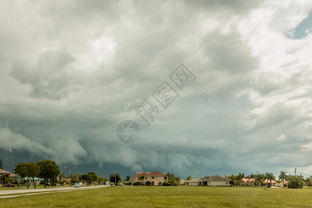 天空在佛罗里达CapeCoral的典型夏日带着暴雨的乌云黑暗天气背景图片