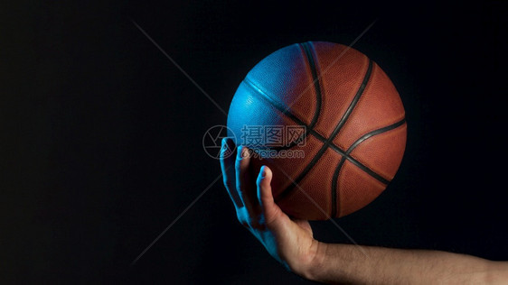 运动的复制锻炼男手持有的前视篮球图片