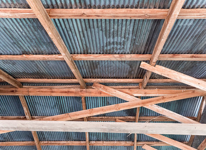 新的桁架木制屋顶结构加上农村的锌板块建造图片