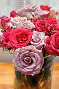 粉红色和紫玫瑰花束图片