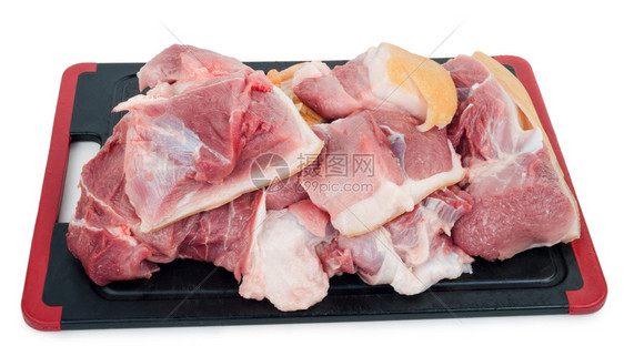 红色的飞节原生猪肉切在盘子上生的图片