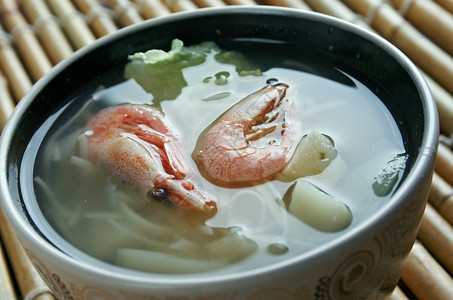 黄色的东方美味广海鲜汤在香港发现的广东菜中海鲜汤图片