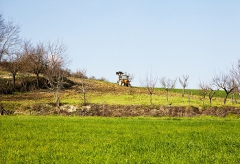 机器农村地貌横向图像的拖拉草地图片