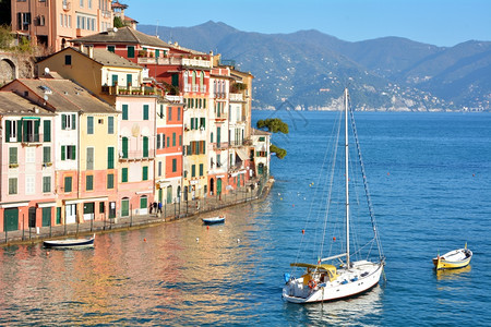 意大利地中海岸有船的地中海岸上波托菲诺景观旅游图片