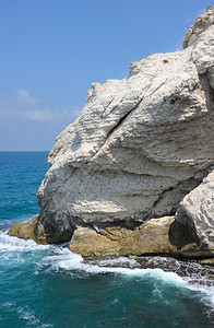 蓝色的岩石北部边界以色尔斯河口的RoshhaHanikra的白色粉笔悬崖石窟图片