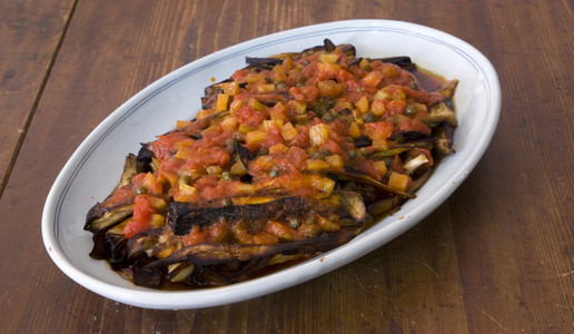 料理鼠王品尝文化茄子和意大利菜中辣椒炖的食品背景图片
