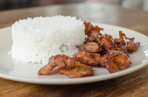 泰国式菜炒猪肉和烤大蒜白色的脆图片