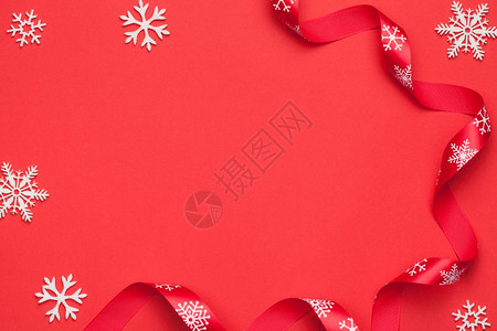 假期圣诞背景有雪花和红纸上的丝带复制空间之景多于冬天图片
