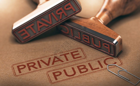 私营部门对公共概念的私人与公共部门概念私人Versus公共部门两枚橡胶邮票比纸面背景图单词学校超过图片