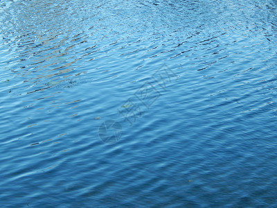 河面上的水波纹理美丽的干净的背景图片