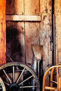 墙扫帚旧谷仓作为背景A的内部照片木头图片