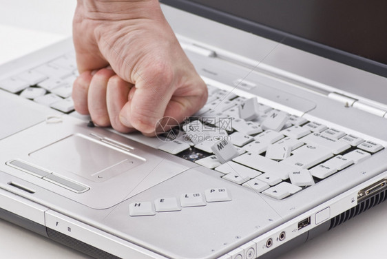 创造手用破损的笔记本电脑在白色背景上使用帮助单词白色的技术图片