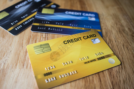 牌3张信用卡在桌上模拟黑色的银行业图片