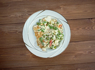 食物白色的奶油鱼弗里卡西传统上是白色酱汁图片