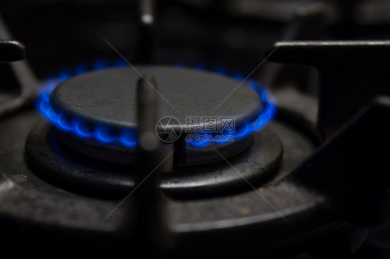 发光的热蓝色火焰燃煤气炉灶蓝色的图片