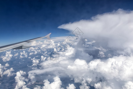 从平面窗口的云上查看天体美丽翅膀窗户图片