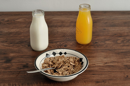 美食早餐有谷物牛奶橙汁干燥早晨图片