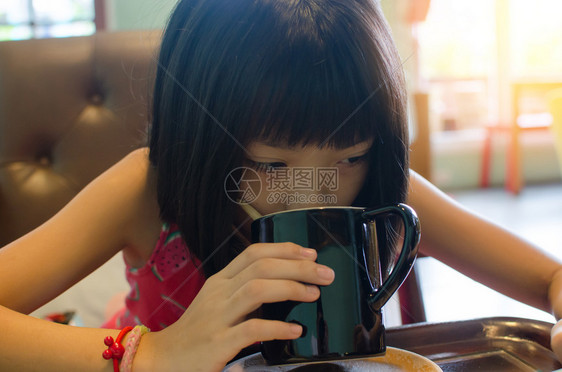 孩子年轻的亚洲人在餐厅吃东西看着智能手机玻璃孩子们图片