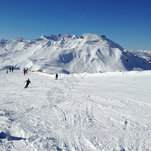 阿尔卑斯雪山下的滑雪场图片