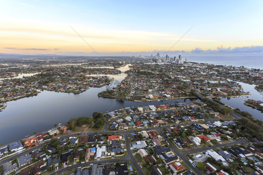 在澳大利亚昆士兰州热气球上从海拔150米以上日出时看到金海岸的运河和高空地区见过住宅令人惊叹的图片