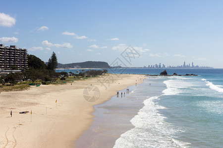 太阳金子Currumbin海滩北端的人其背景为Surferrsquos天堂澳大利亚昆士兰金海岸可伦宾图片