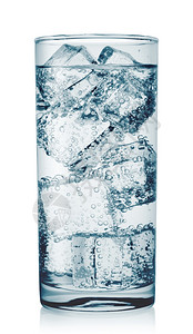 液体立方湿的白色背景冰块隔开玻璃杯水图片