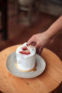 美味的土制水果蛋糕带有松莓水果蛋糕和美食酸奶图片