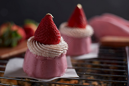 美食甜的土制水果蛋糕配有Stawberry自制水果蛋糕配料图片