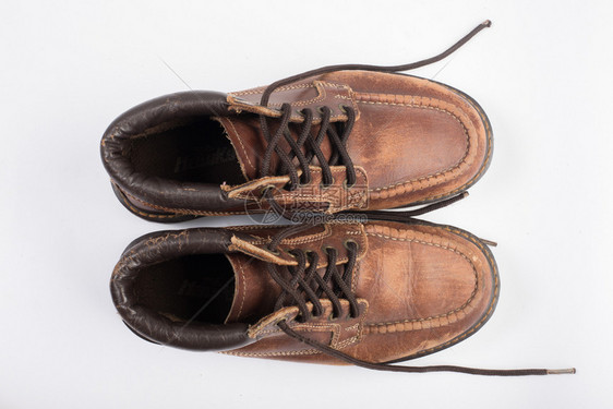工作室成人白背景孤立的旧棕色工作靴皮鞋类图片