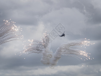 技术斩波器发射反导弹照明的直升机航空图片