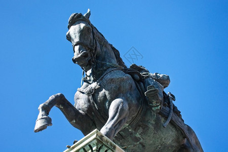 艺术从下面看一匹马的铜像欧洲以下图片