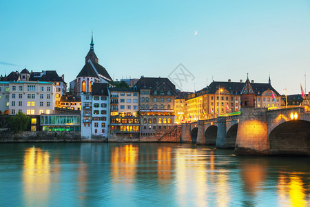 历史瑞士的巴塞尔城市景色晚上在瑞士莱茵河建筑学图片
