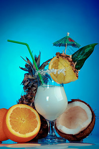 PinaColada蓝背景的鸡尾酒与Cream菠萝果汁和Rum朗姆酒可乐达浪漫的图片