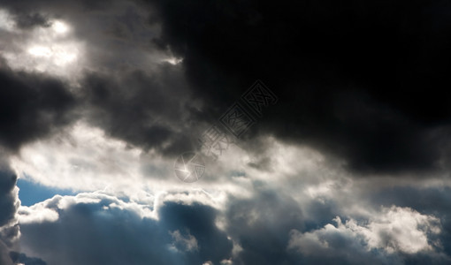 太阳暗雷暴雨的形成乌云与阳光闪耀着芒照灰色的风暴图片