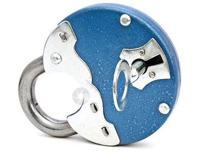 使用密钥对抗白背景的蓝色金属挂隔卡钥匙锁可访问图片