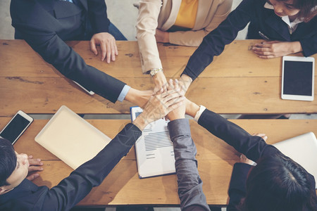 协作人员合作促进商业团队的成功在商业团队取得成功方面与多族裔人民