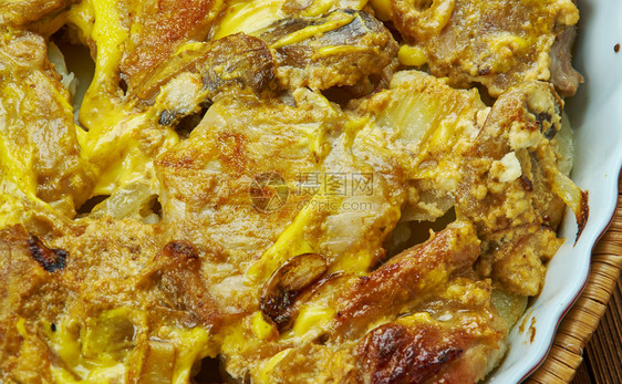 鸡猪排土豆肉片卡塞罗菜美味的心食新鲜猪肉面包丁图片