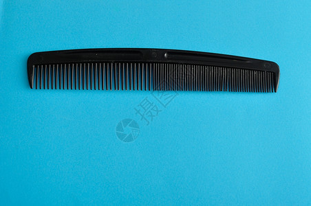 在蓝色背景上隔离的Comb梳子工具美发师背景图片