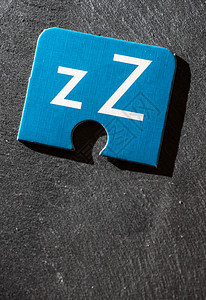 关于拼图睡眠概念的Zzz文本深色背景创造力演讲标签图片