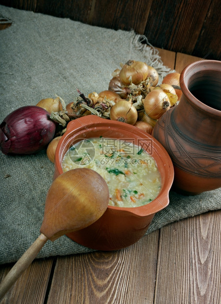 猪肉Kulesch乌克兰粥用猪油小米和蔬菜制成熏肉哥萨克图片